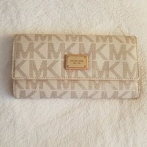 Michael Kors vanilla jet set wallet